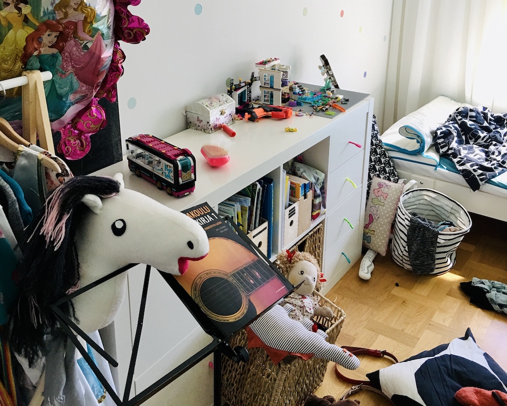 Sotkuinen lastenhuone kuvastaa kodin siisteyspaineita ja vanhempien haasteita kodin järjestyksessä pitämisessä.